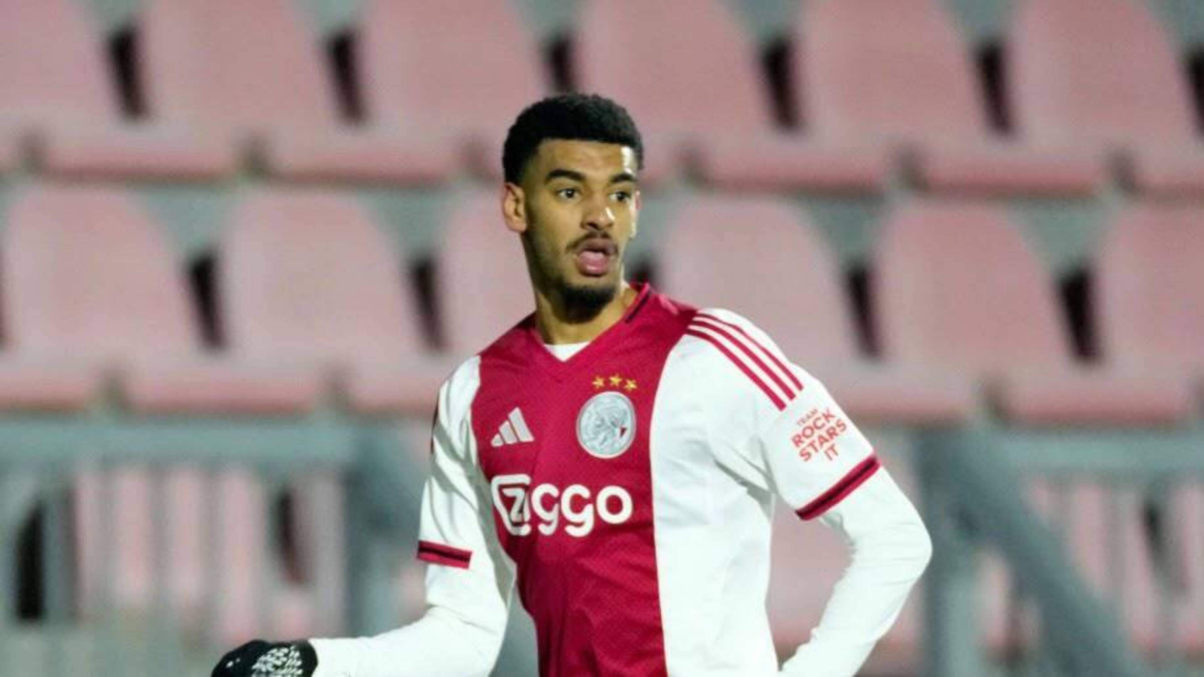 Ajax ontbindt contract van Zakaria Ouazane